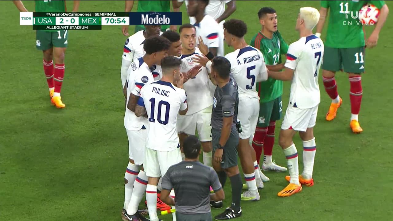 ¡Expulsión! El árbitro saca la roja directa a Weston McKennie.