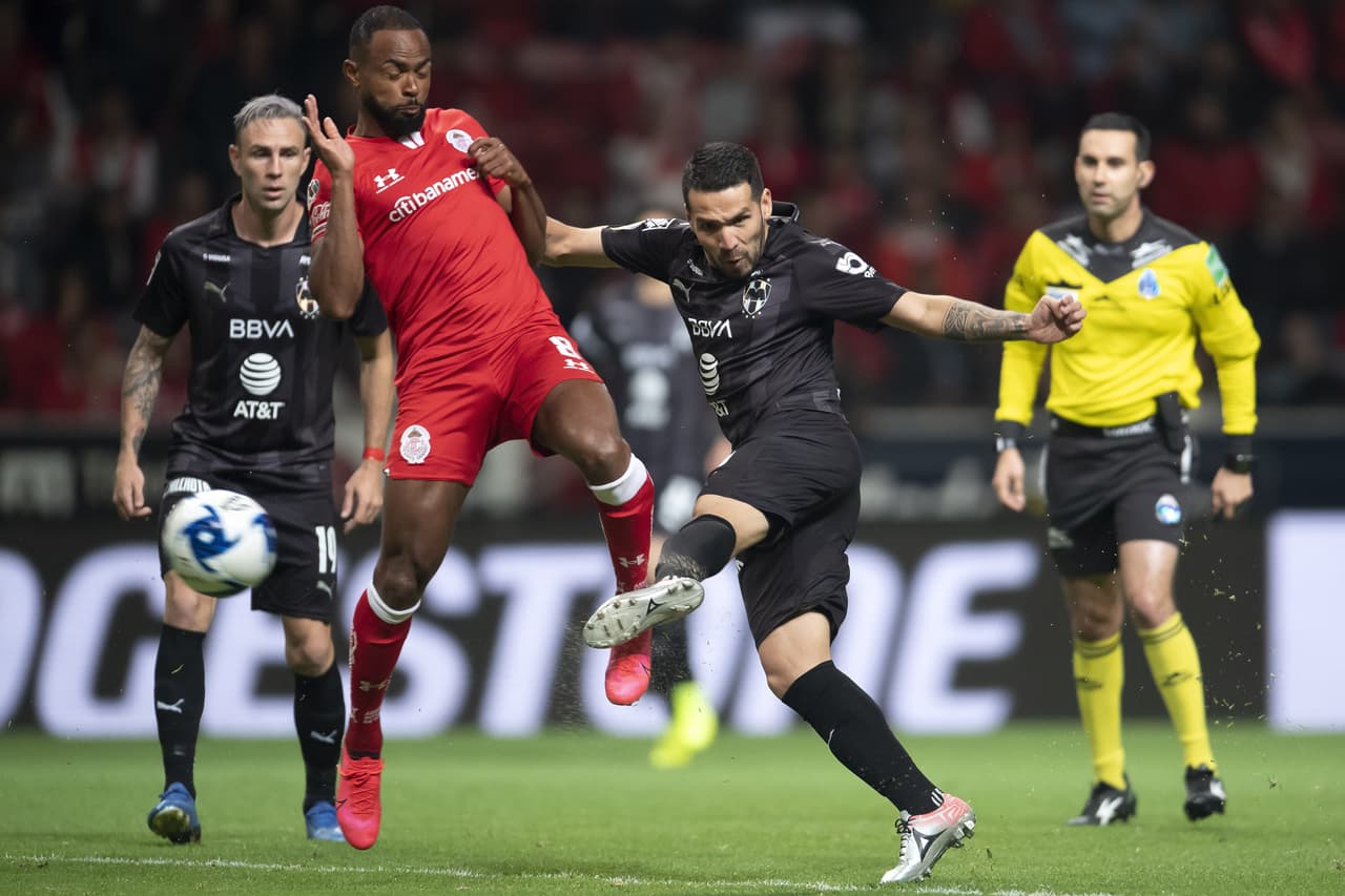 Celso Ortiz saca potente disparo y Alfredo talavera no se mete en problemas y manda el disparo al saque de esquina.