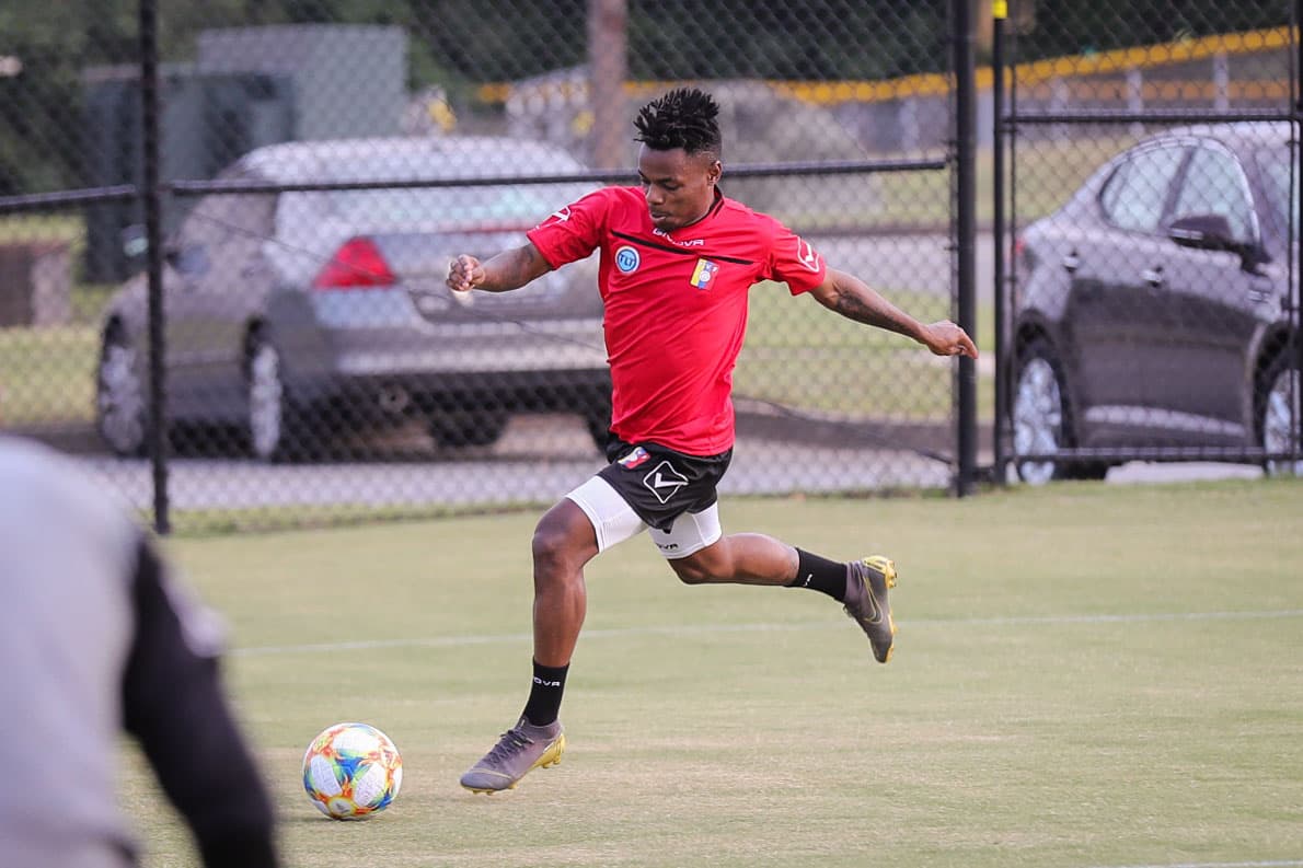 La Selección de Venezuela cerró su preparación de cara al duelo que sostendrá este miércoles en Mercedes-Benz Stadium en Atlanta ante México, en choque que le sirve de preparación a ambas selecciones para la Copa América y Copa Oro respectivamente. La 'Vinotinto' acude a este cotejo con sus grandes figuras como Salomón Rondón, Josef Martínez, Roberto Rosales y Tomás Rincón, bajo la guía del técnico Rafael Dudamel.