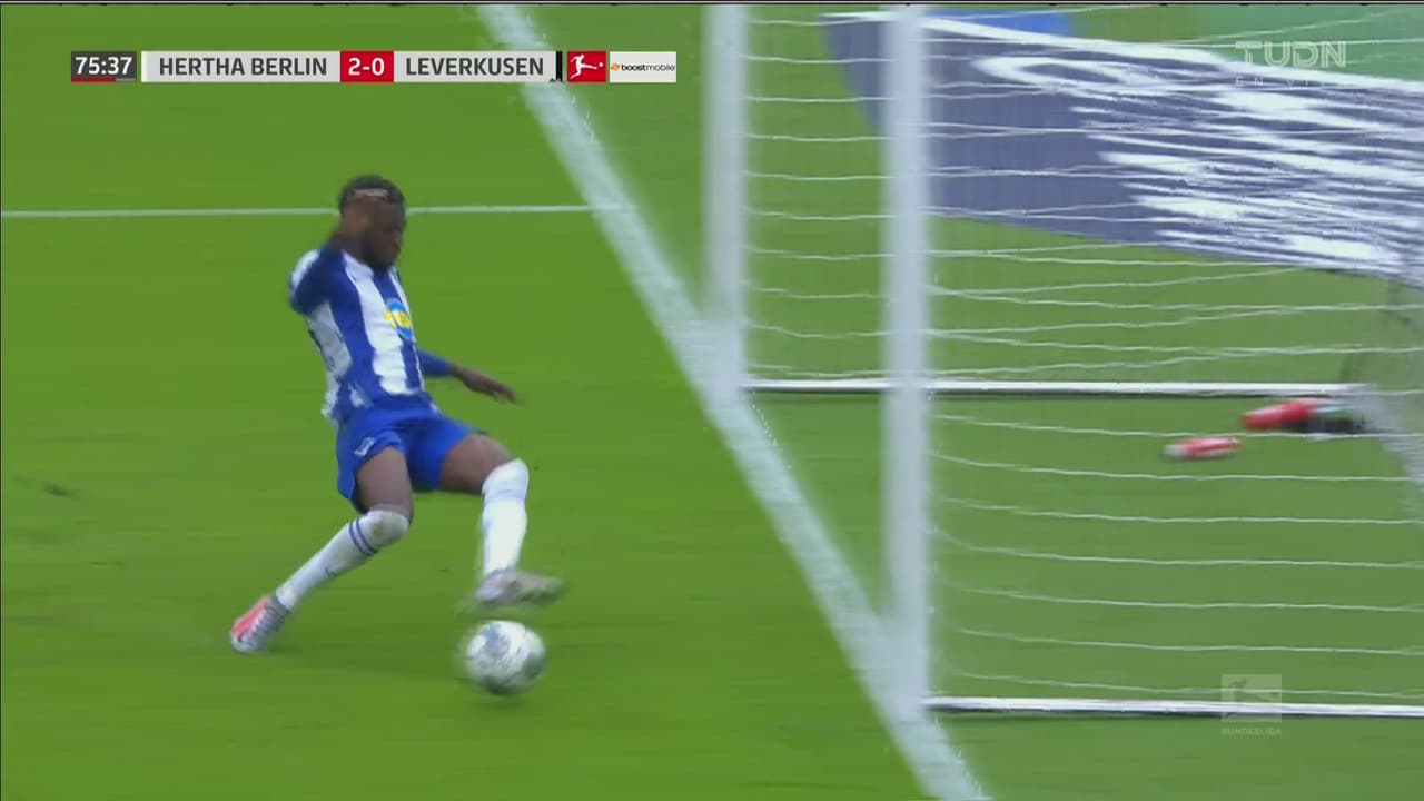 ¡Salvadón sobre la línea! Torunarigha se va contra la red, pero evita descuento de Klünter