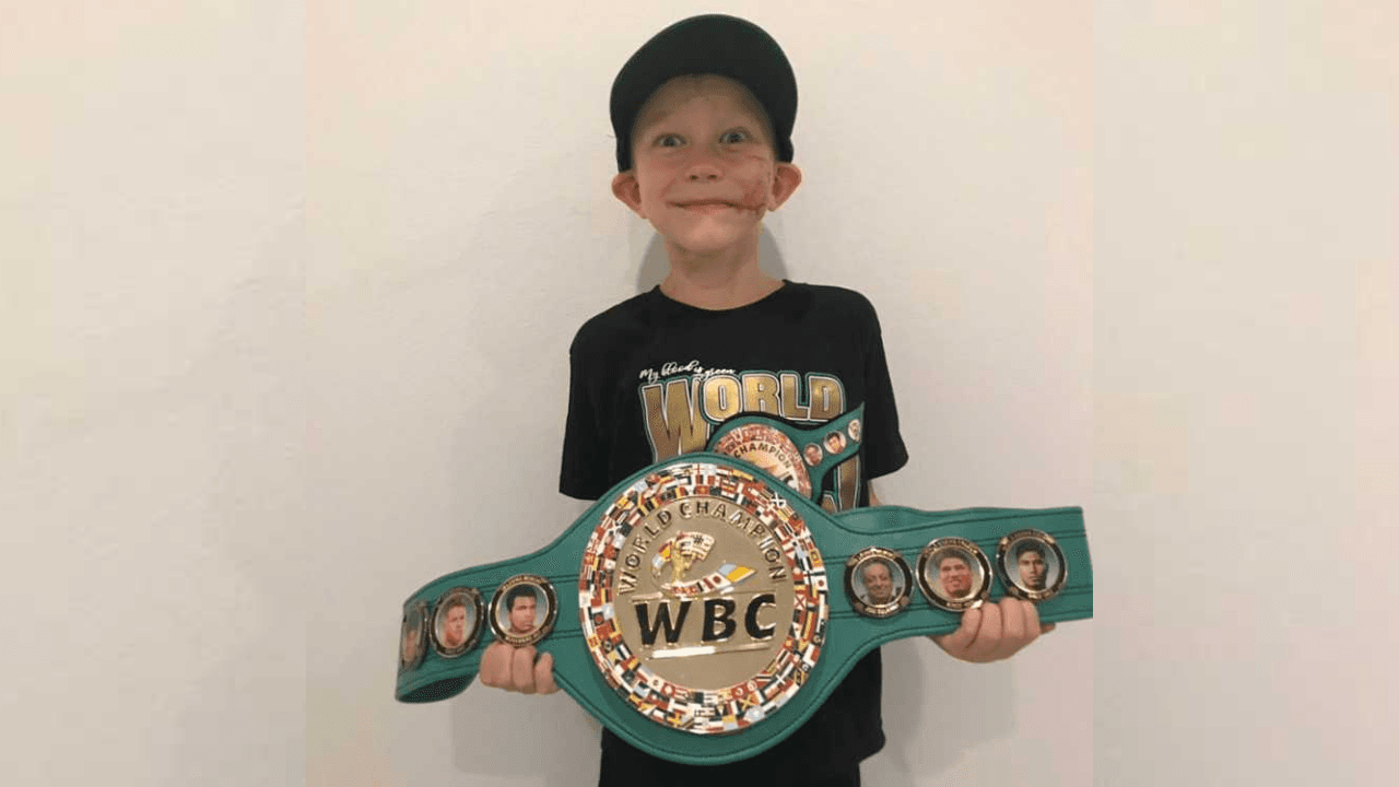 CMB entrega cinturón de campeón a niño de seis años