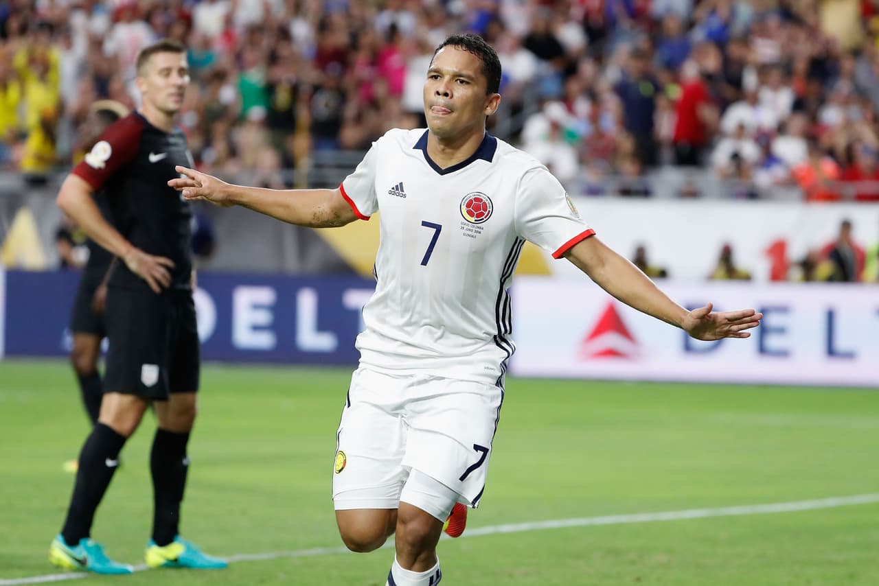 Bacca celebra su gol con todo el equipo.