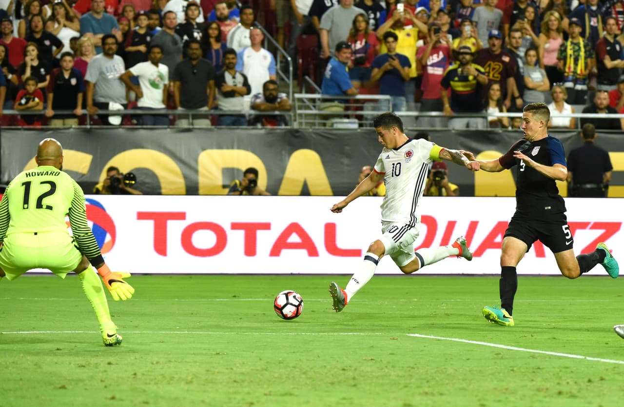 James Rodríguez de Colombia intentó aumentar el marcador, pero no lo logró.