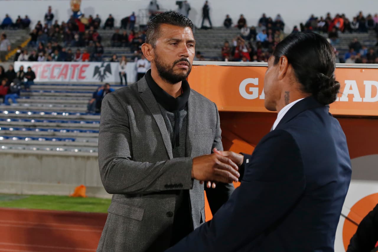 Así fue el saludo entre las directivas de ambos equipos.