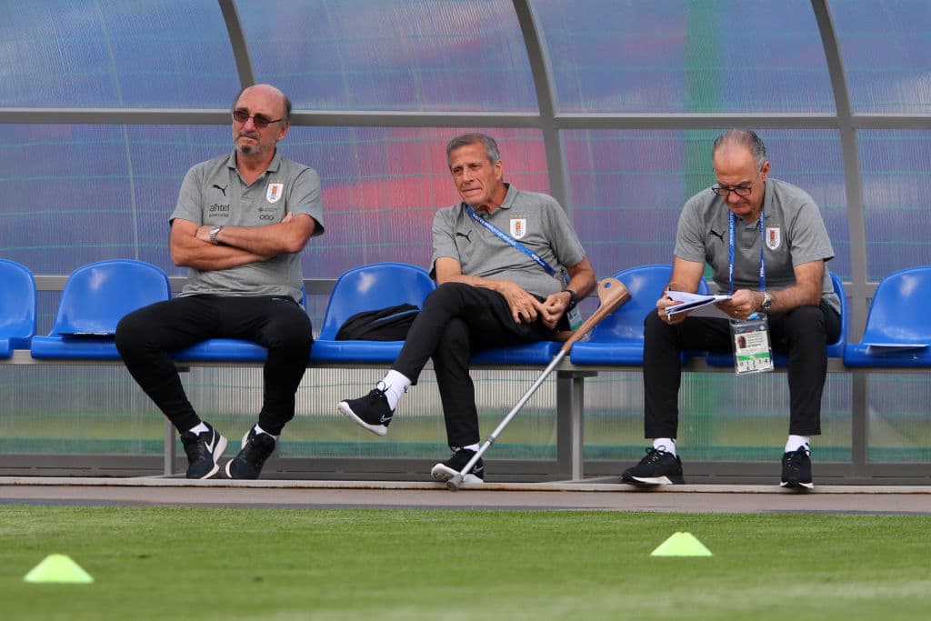 El técnico Óscar Tabárez evalúa las mejores opciones para llegar a la que sería su segunda semifinal desde el banquillo.
