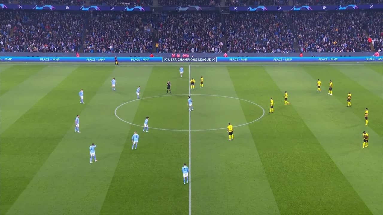 Arranca el partido y la pelota está en juego.