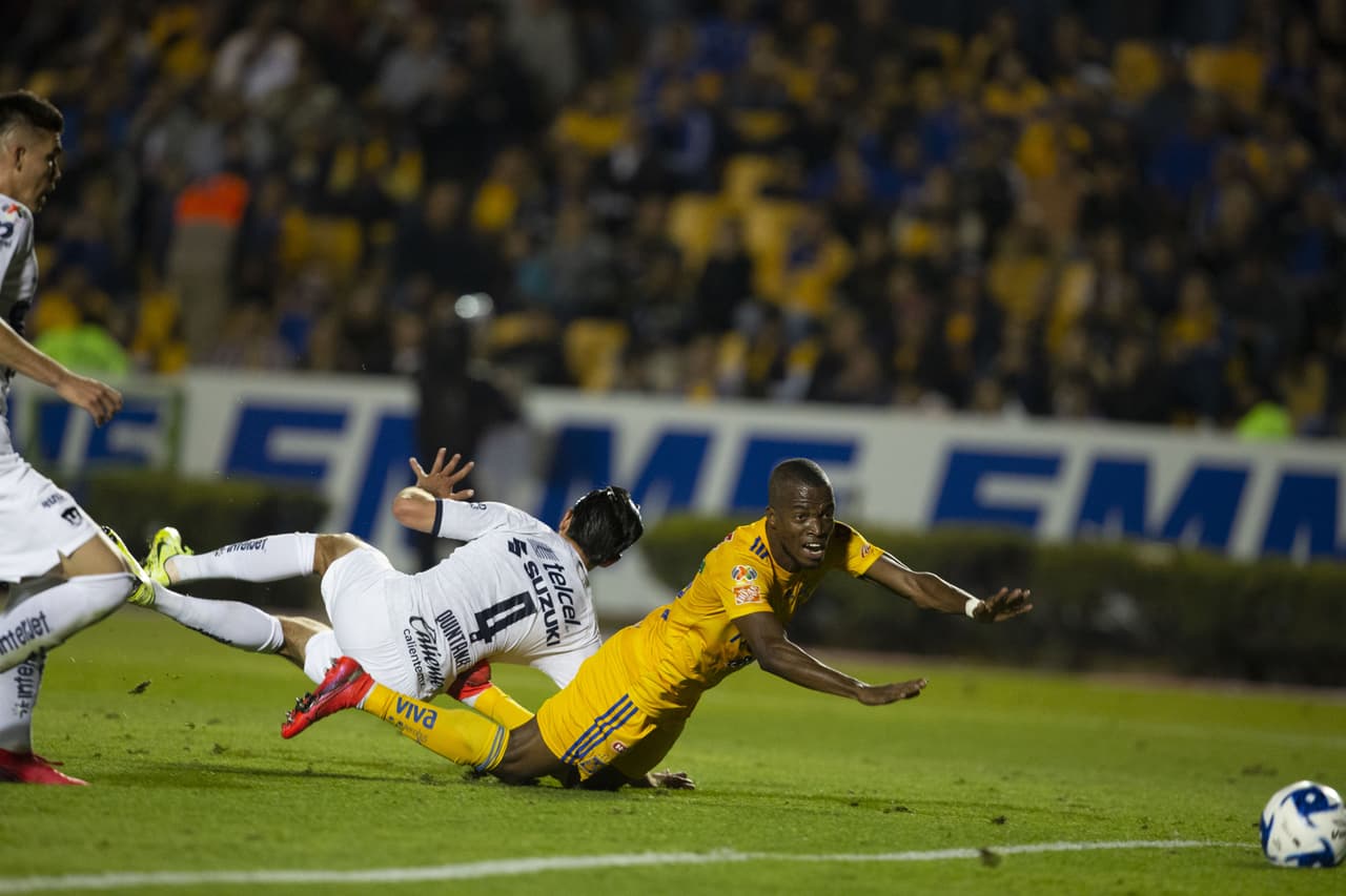 Rodríguez mandó centro y Enner Valencia recibió una falta dentro del área.