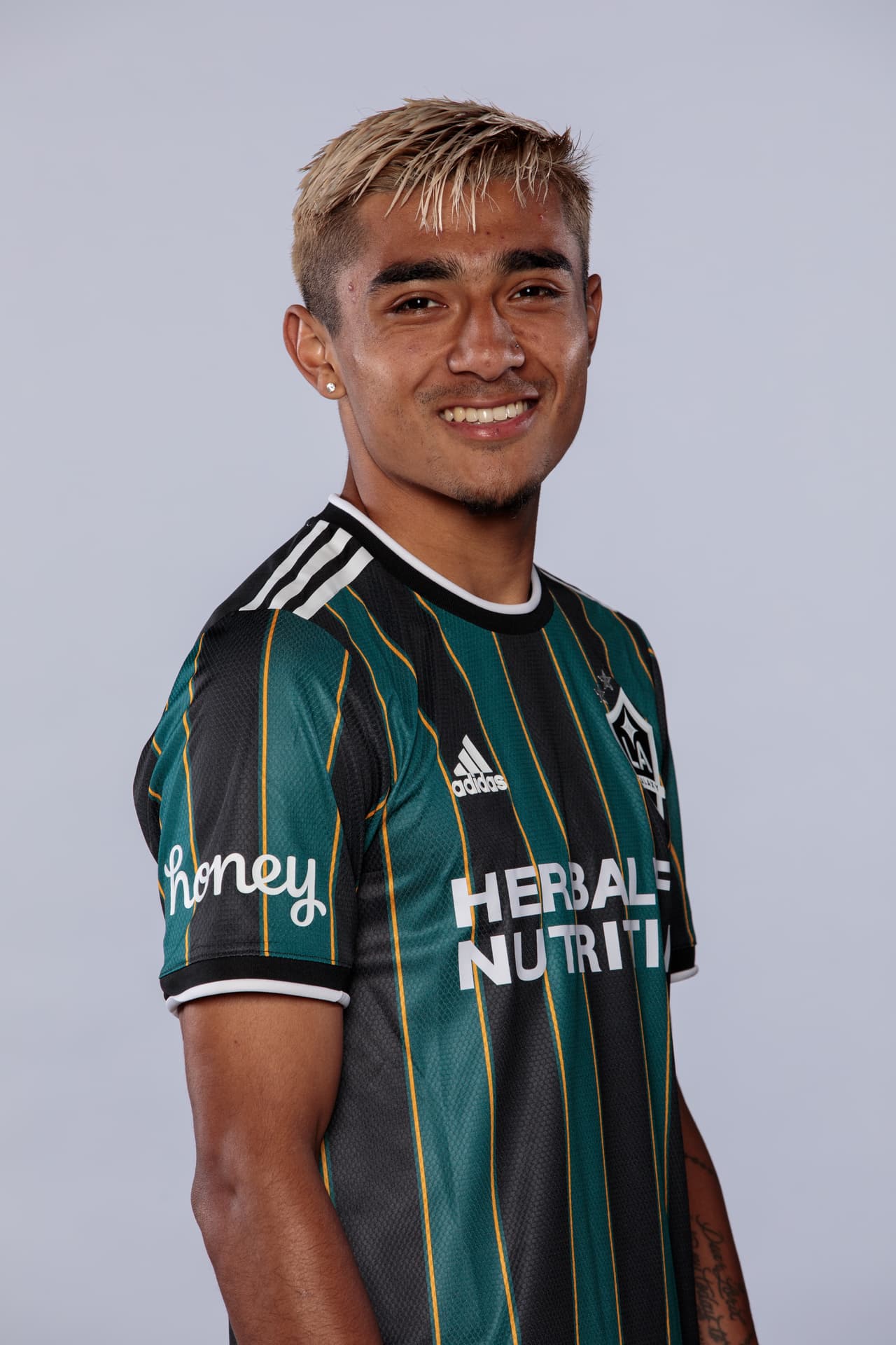 Así luce el espectacular jersey retro del Galaxy.