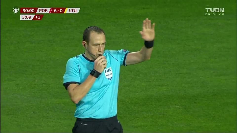 Se acabó el juego. El árbitro dio el silbatazo final.