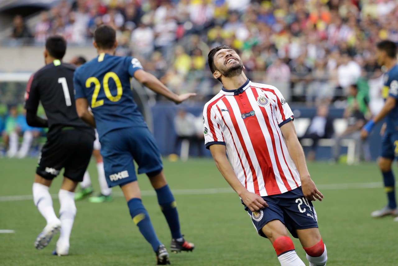 Goleador, ídolo y amado en el América, ese era Oribe Peralta el año pasado, hasta que aterrizó en Guadalajara para ponerse la camiseta de las Chivas.
