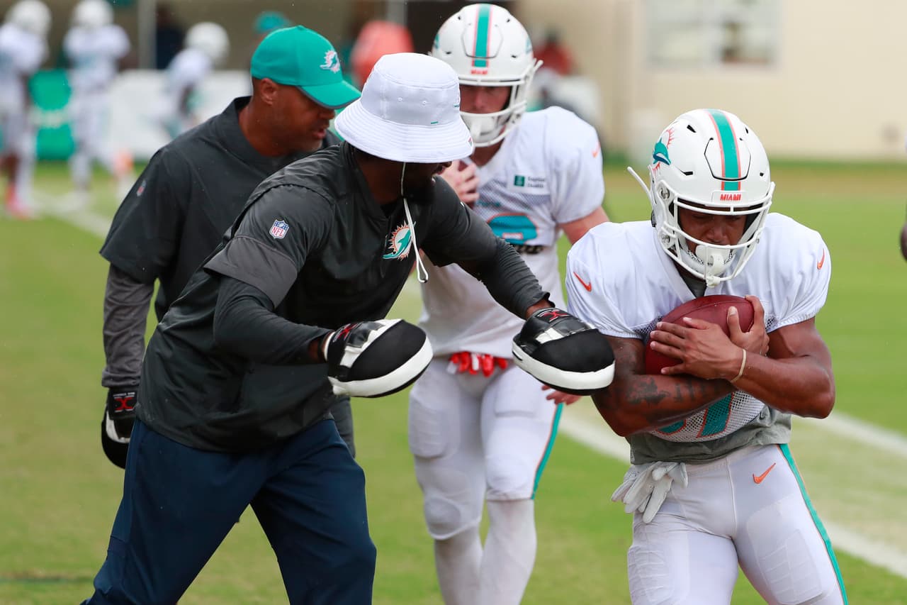 Así se preparan los Miami Dolphins en su campo de entrenamiento en Davie, Florida.