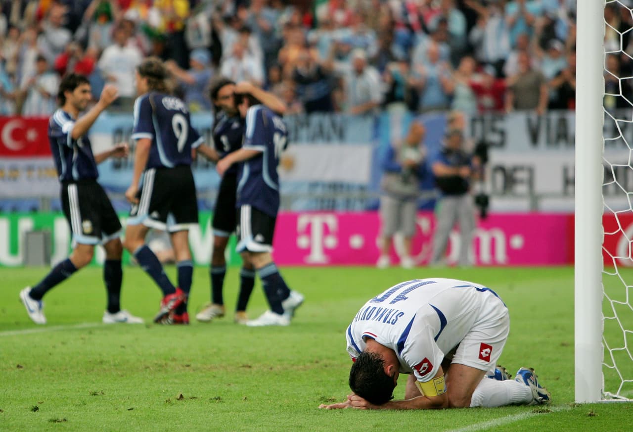 Argentina, con el debutante Lionel Messi, los venció 6-0 y a eso se sumaron Holanda con triunfo 1-0 y Costa de Marfil con victoria 3-2.
