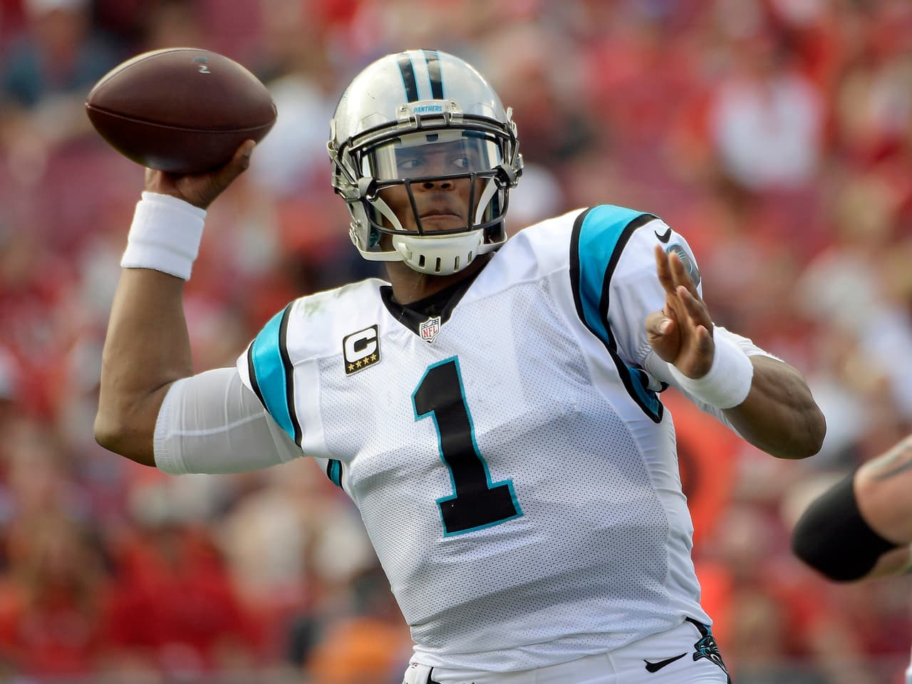 <b>Cam Newton vs Detroit Lions</b>
<br>Newton consiguió 33 puntos de Fantasy la semana pasada (en contra de una terrible defensa de los
<a href="https://translate.googleusercontent.com/translate_c?depth=1&hl=es&ie=UTF8&prev=_t&rurl=translate.google.com&sl=en&sp=nmt4&tl=es&u=http://www.nfl.com/teams/newenglandpatriots/profile%3Fteam%3DNE&usg=ALkJrhifzNgGakpT4YLNjrq5rYSiuIvUng"><b>Patriots</b></a>), pero había promediado apenas 11,1 puntos en sus tres primeras aperturas de la temporada. Además, los
<a href="https://translate.googleusercontent.com/translate_c?depth=1&hl=es&ie=UTF8&prev=_t&rurl=translate.google.com&sl=en&sp=nmt4&tl=es&u=http://www.nfl.com/teams/detroitlions/profile%3Fteam%3DDET&usg=ALkJrhjNIVylftW3RqrlDd0K8kb2L4ukKg"><b>Lions</b></a> han admitido un simple 11,29 puntos de fantasía por partido a quarterbacks en casa esta campaña. No tendría altas expectativas con Newton.