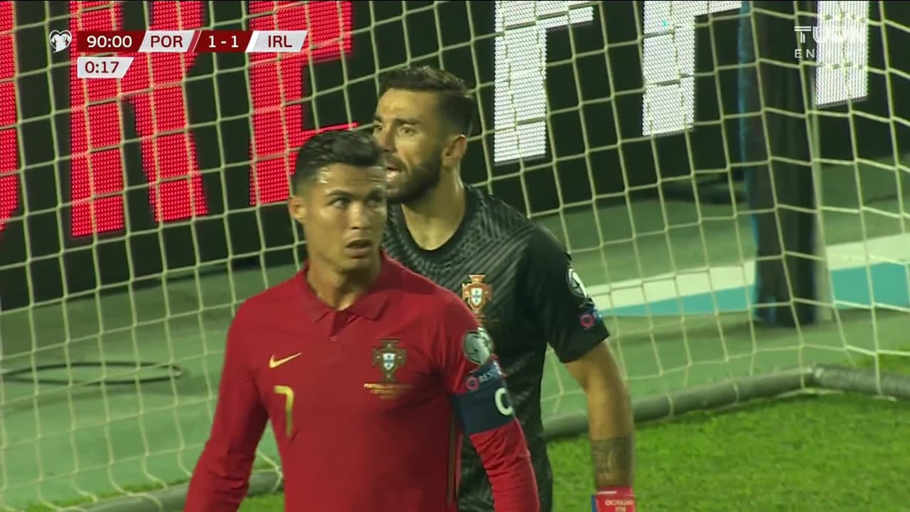 ¡TIRO ATAJADO! disparo por James McClean.