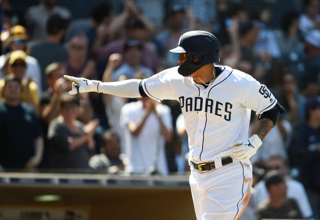 En cuenta de cero bolas y dos strikes, Machado la depositó del otro lado de la cerca llevándose por delante a Ian Kinsler para poner la pizarra 4-0 en favor de San Diego.