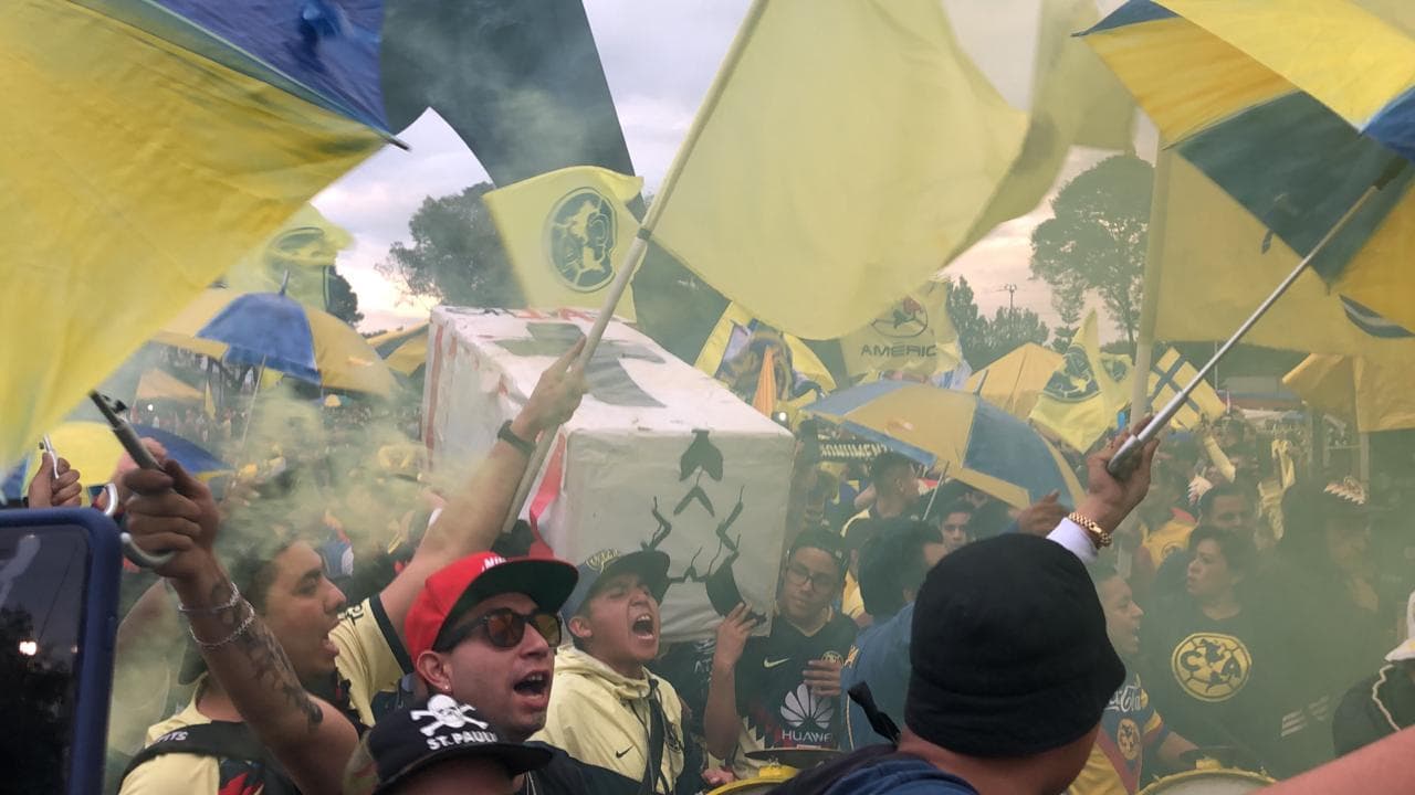 Afición de América llega con ataúd de Chivas