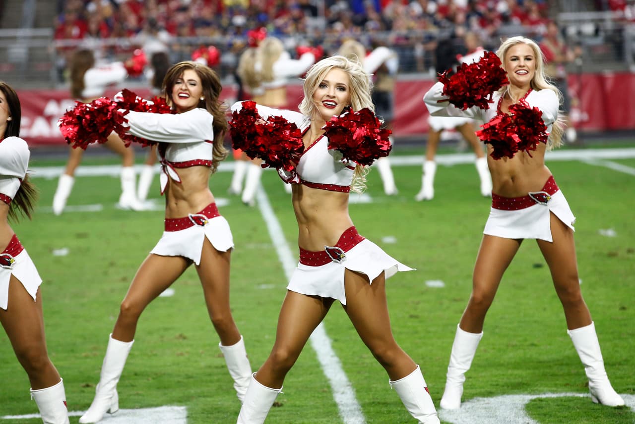 Las sensuales animadoras de la NFL le dieron alegría, belleza y energía al espectáculo del fútbol americano estadounidense en su Semana 13 de competencia, en un condimento único para el público.