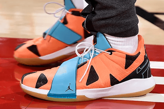 Cerramos con un espectacular modelo usado por el base estelar de los Houston Rockets, Chris Paul. El movedor del equipo tejano se lució con unos Jordan CP3.11 “Fred Flinstone”.