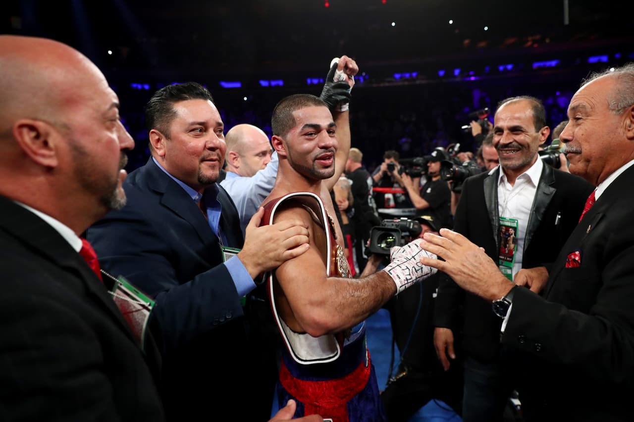 Sadam Ali celebró como nuevo campeón de peso mediano junior de la Organización Mundial de Boxeo (OMB).