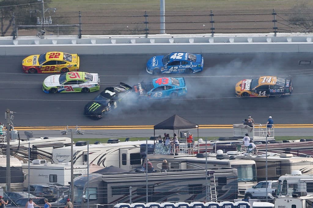 Kurt Busch, piloto del auto #1 Monster Energy Chevrolet, y Bubba Wallace, del #43 Aftershokz Chevrolet, se ven envueltos en un percance en la primera parte de la carrera.