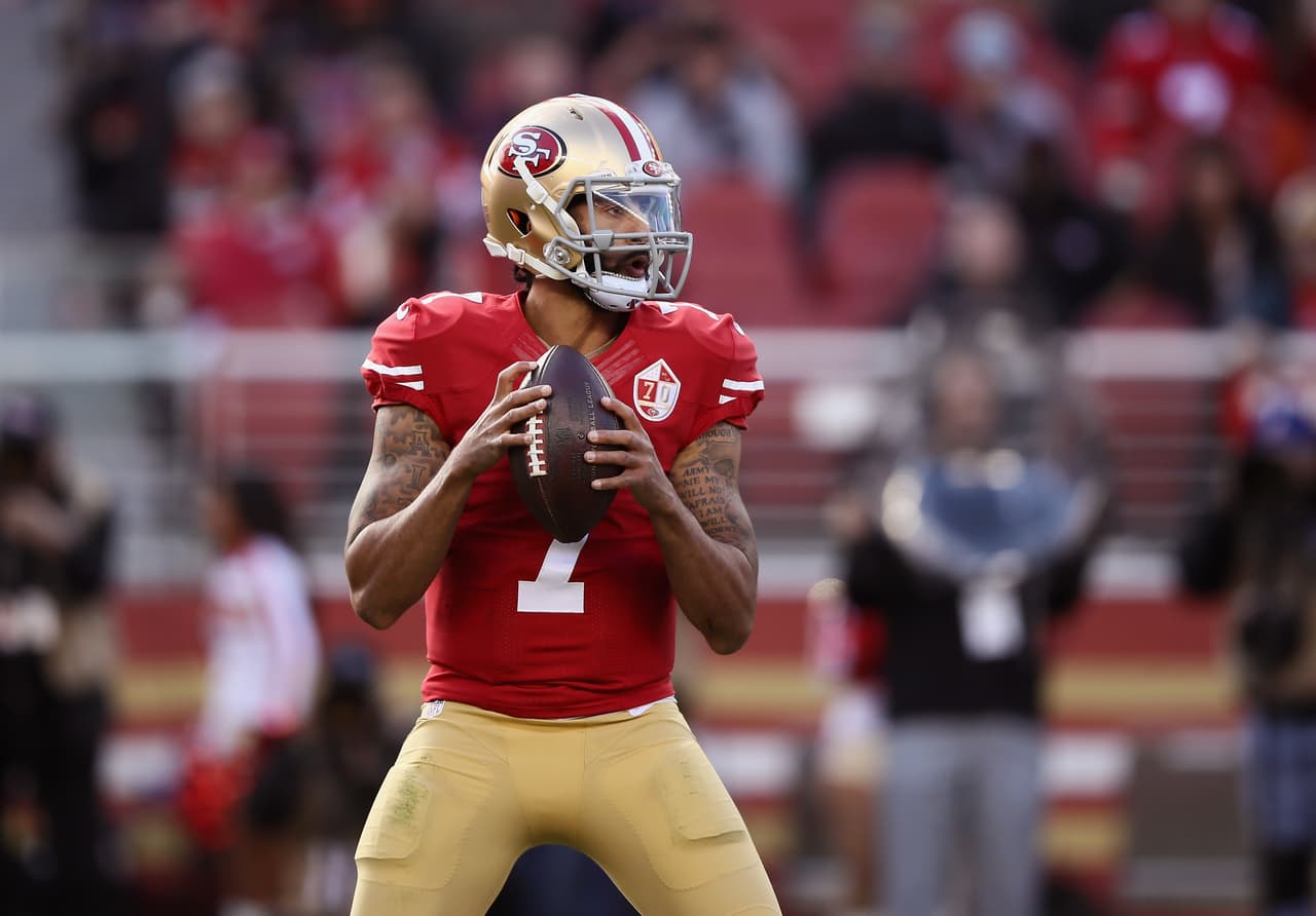 Mientras la duda persiste sobre si Kaepernick volverá a jugar en la NFL, pues una demanda legal está en proceso de parte del quarterback hacia la National Football League, no deja de sonar su nombre.