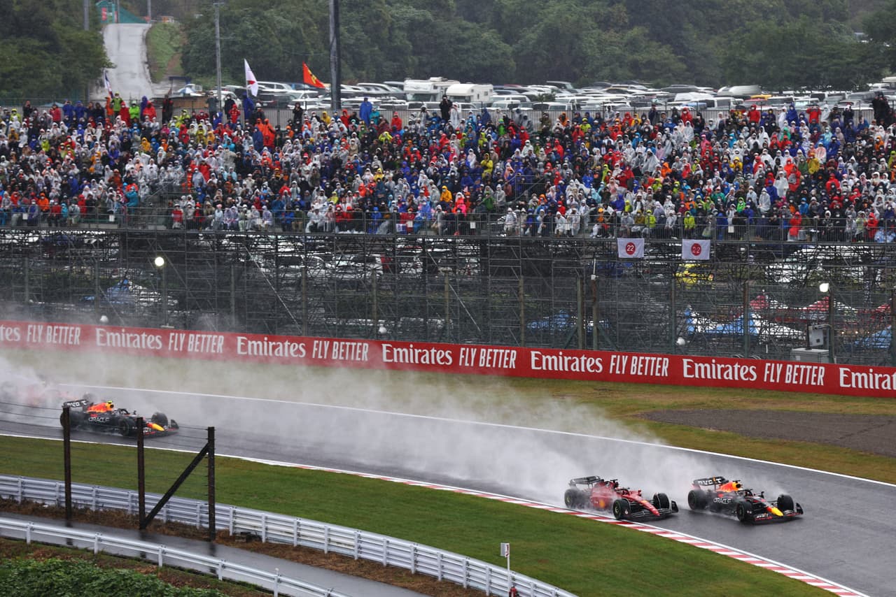 La fuerte lluvia hizo de las suyas en el circuito de Suzuka correspondiente al Gran Premio de Japón, lo que obligó a aplazar la carrera luego de apenas tres vueltas recorridas sin que haya un estimado de tiempo para reanudar la carrera.