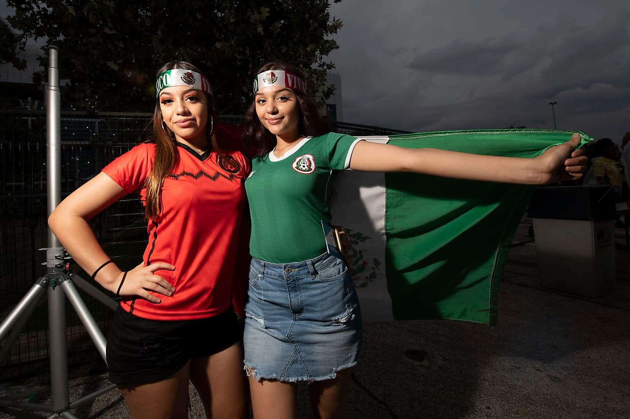 Las afueras del NRG Stadium con muchos fanáticos a la expectativa, especialmente del juego entre México y Costa Rica.