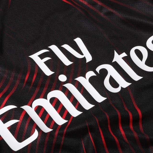 Los Rossoneros ya tienen su tercera piel para la siguiente temporada en la que esperan recuperar su lugar como un gran de Italia. La playera cuenta con un diseño de ondas en diferentes sentidos con el negro y rojo como protagonistas.