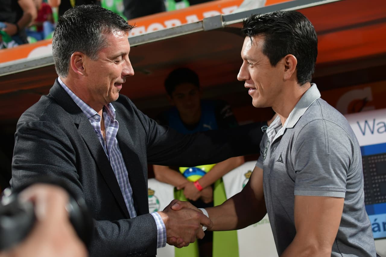 Robert Dante Siboldi y Gustavo Díaz con el saludo protocolario antes de que comenzara el juego en la Comarca.