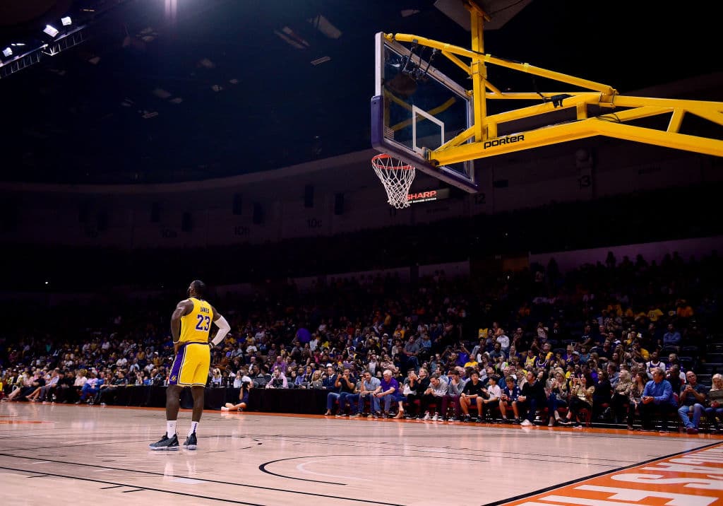 Mucha expectativa había generado ver a James enfundado en colores inéditos, luego de pasar la mayor parte de su carrera con Cleveland y cuatro años en Miami.