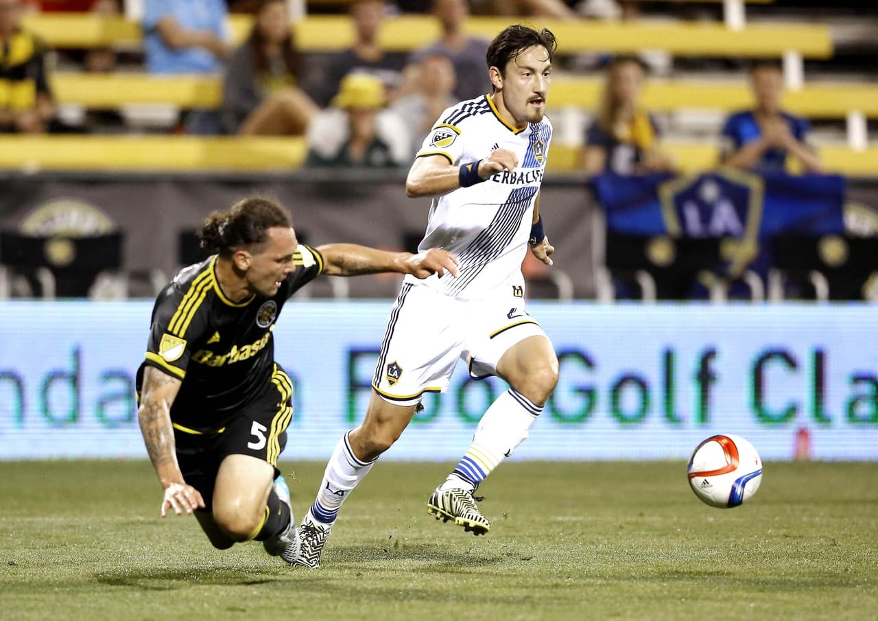 El sueco Ishizaki y el austríaco Pogatetz en disputa por la pelota.