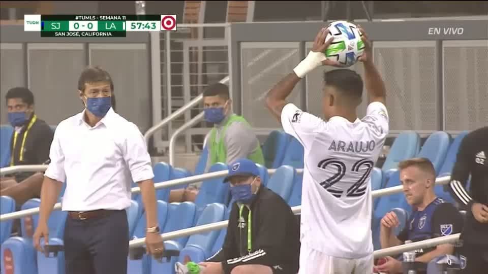 Tiro desviado de Cristian Pavón