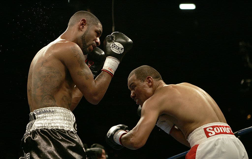 Diego Corrales y José Luis Castillo se midieron el 7 de mayo de 2005 en Mandalay Bay en Las Vegas en una pelea increíble. El estadounidense Corrales derribó dos veces en el décimo asalto al mexicano Castillo, pero éste regresó para noquear al de Sacramento en una pelea de locura, épica.