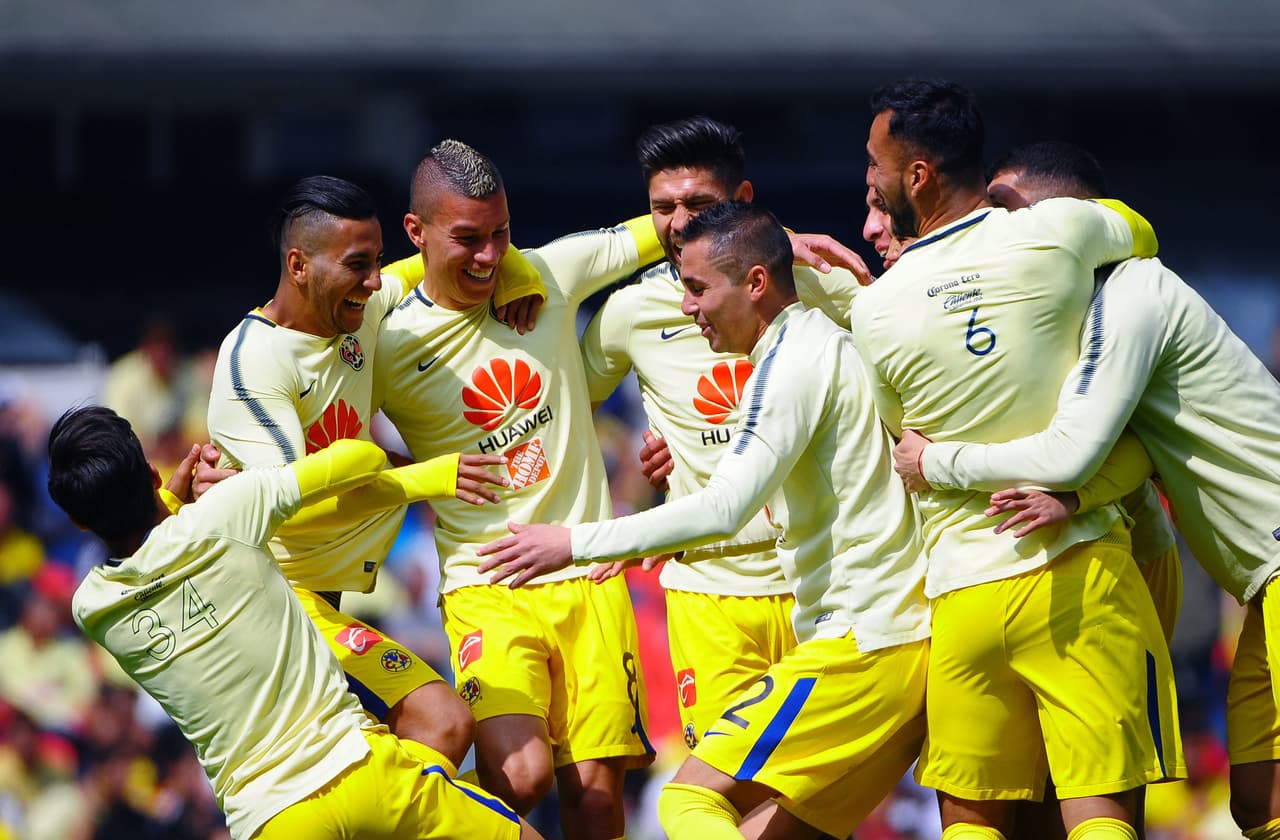 Las Águilas, tanto el equipo varonil y femenil, convivieron con los aficionados y se tomaron la foto oficial con ellos en el Estadio Azteca.