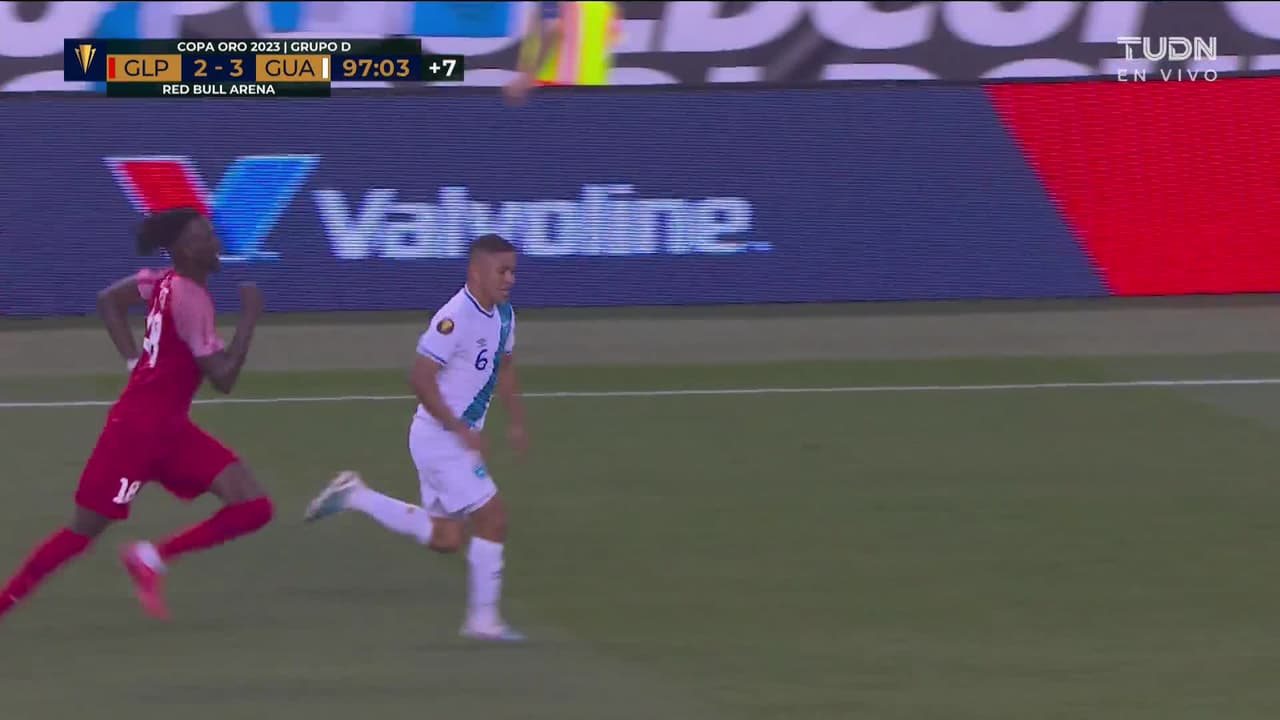 ¡Tarjeta Roja! Steve Solvet recibe la segunda amarilla y se va del juego.