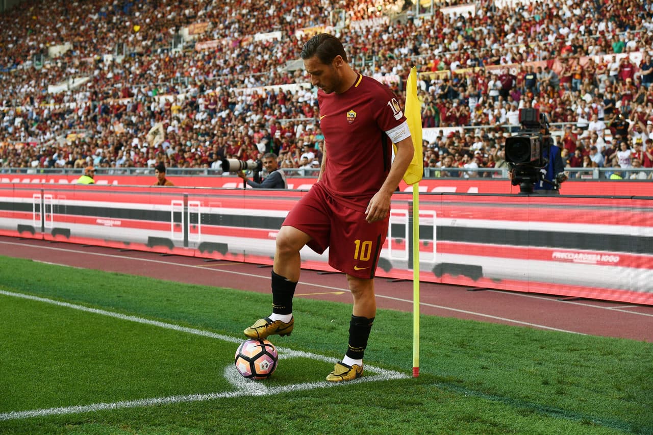Totti entró al partido en el minuto 8 del segundo tiempo y aportó en el triunfo 3-2 de Roma, que gracias a este resultado clasificó directamente a Champions League. Como siempre el 'eterno capitán' aportó en su amado equipo, el mismo en el que estuvo durante 8827 días de su vida.