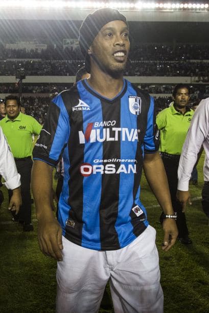 Al medio tiempo del duelo entre Querétaro y Puebla, Ronaldinho fue presentado a la afición de gallos. El brasileño fue vitoreado a pesar de no jugar.