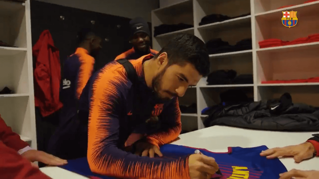 Figuras como Lionel Messi, Luis Suárez, Philippe Coutinho, Samuel Umtiti, y demás le firmaron una playera especial para él.
