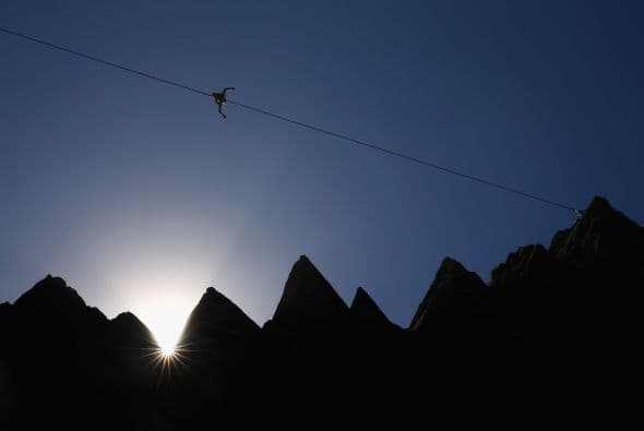 Luke Sarantos camina en una cuerda entre dos acantilados de Diamond Bay en Sydney, Australia. Slackline es un deporte de equilibrio en el que los participantes caminan en una cuerda de nylon entre dos puntos con la tensión ajustada para permitir la holgura, proporcionando una experiencia similar a la de caminar sobre una cama elástica.