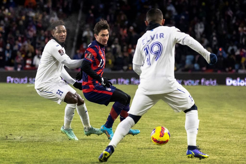 Estados Unidos no pierde el tiempo y golean fácilmente 3-0 a Honduras.