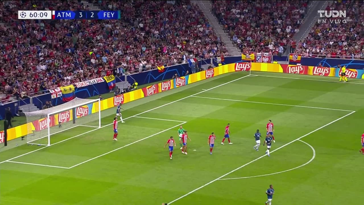 ¡TIRO ATAJADO! disparo por Calvin Stengs.