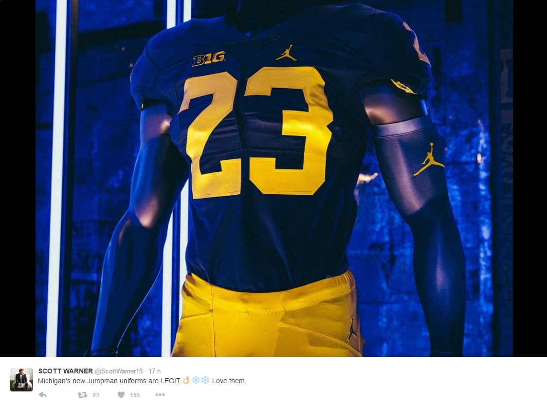 Este es el uniforme en los colores de Michigan.