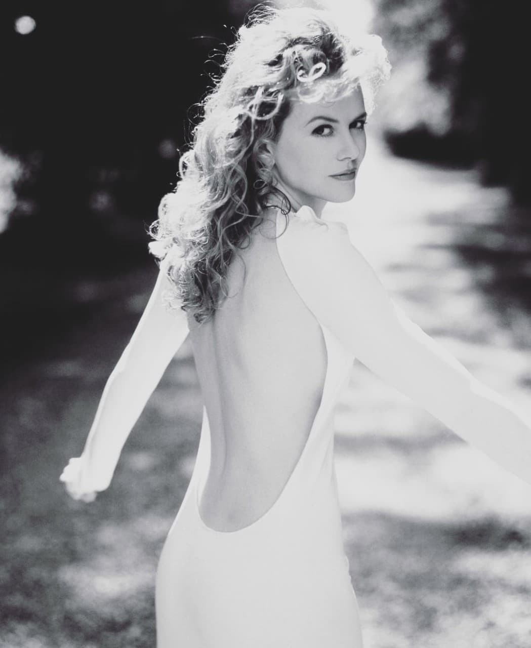 Kidman les promete que en 10 días estarán transformados. Está claro que aquí hay gato encerrado pero los extraños no lo saben y seguramente se den cuenta cuando ya es demasiado tarde.
<br>