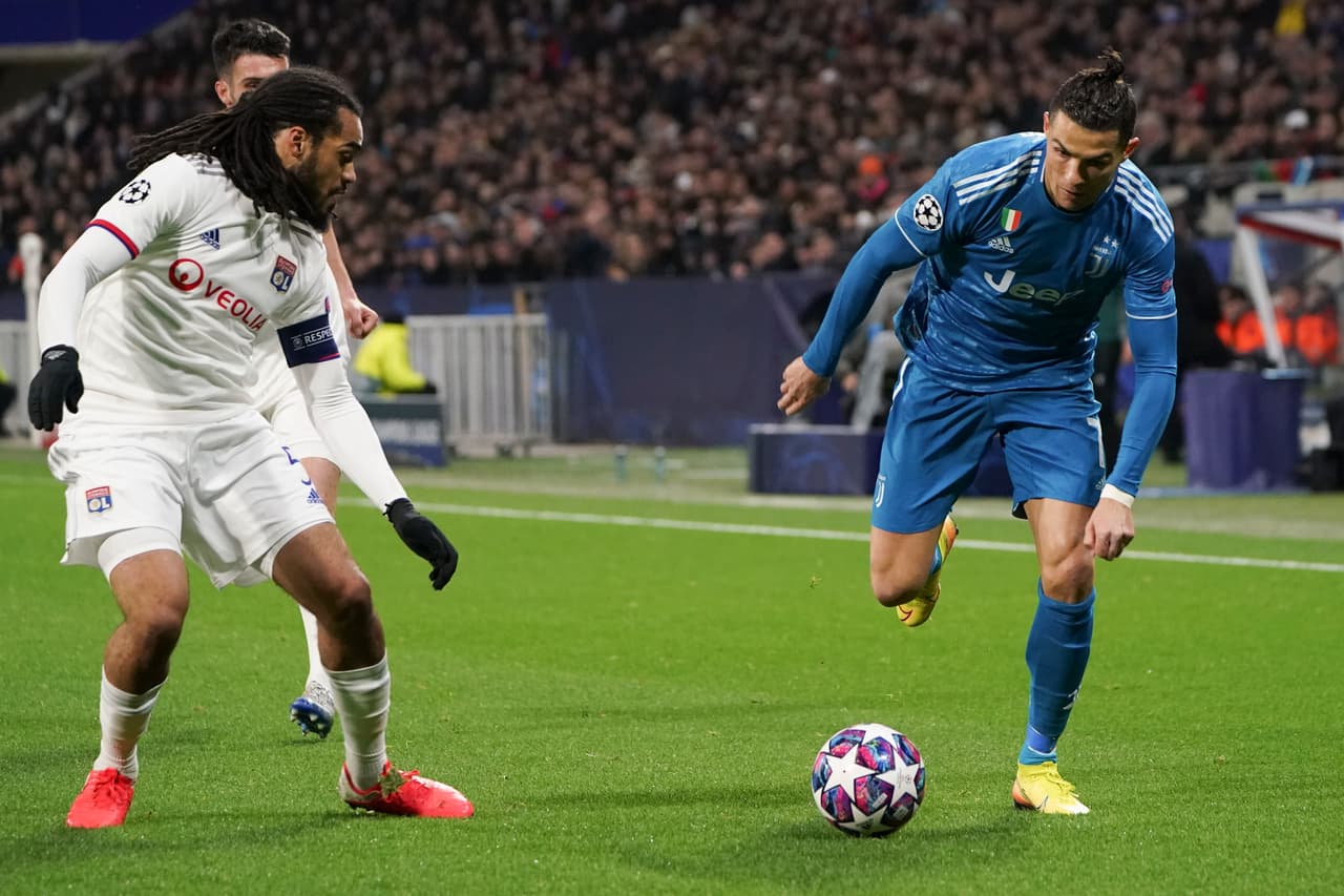 Cristiano Ronaldo trata de esquivar a Jason Denayer.