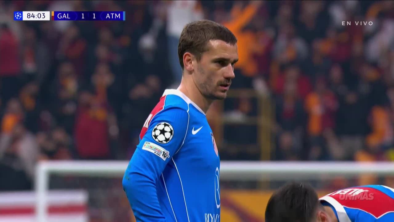 Çakır vuela y le roba un golazo a Griezmann en duelo de Champions League