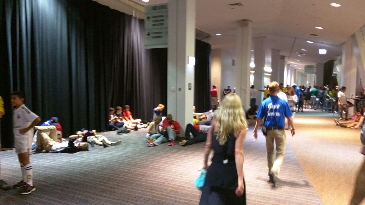 Los seguidores colombianos y chilenos aguardaron en el interior del Soldier Field hasta que terminó la tormenta eléctrica en Chicago para que se pudiera reanudar la semifinal de la Copa América Centenario.
