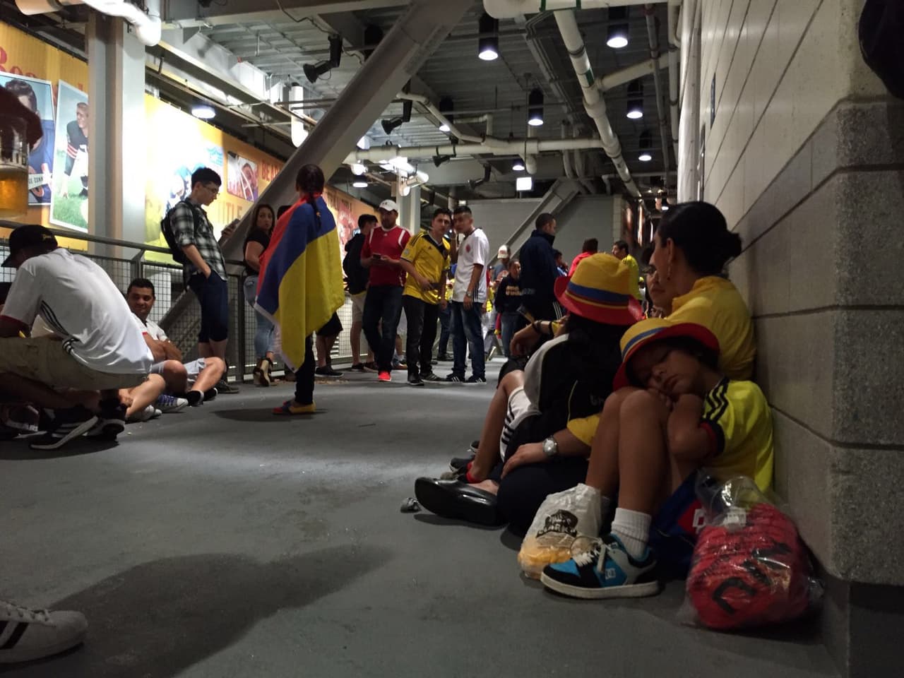 Los seguidores colombianos y chilenos aguardaron en el interior del Soldier Field hasta que terminó la tormenta eléctrica en Chicago para que se pudiera reanudar la semifinal de la Copa América Centenario.