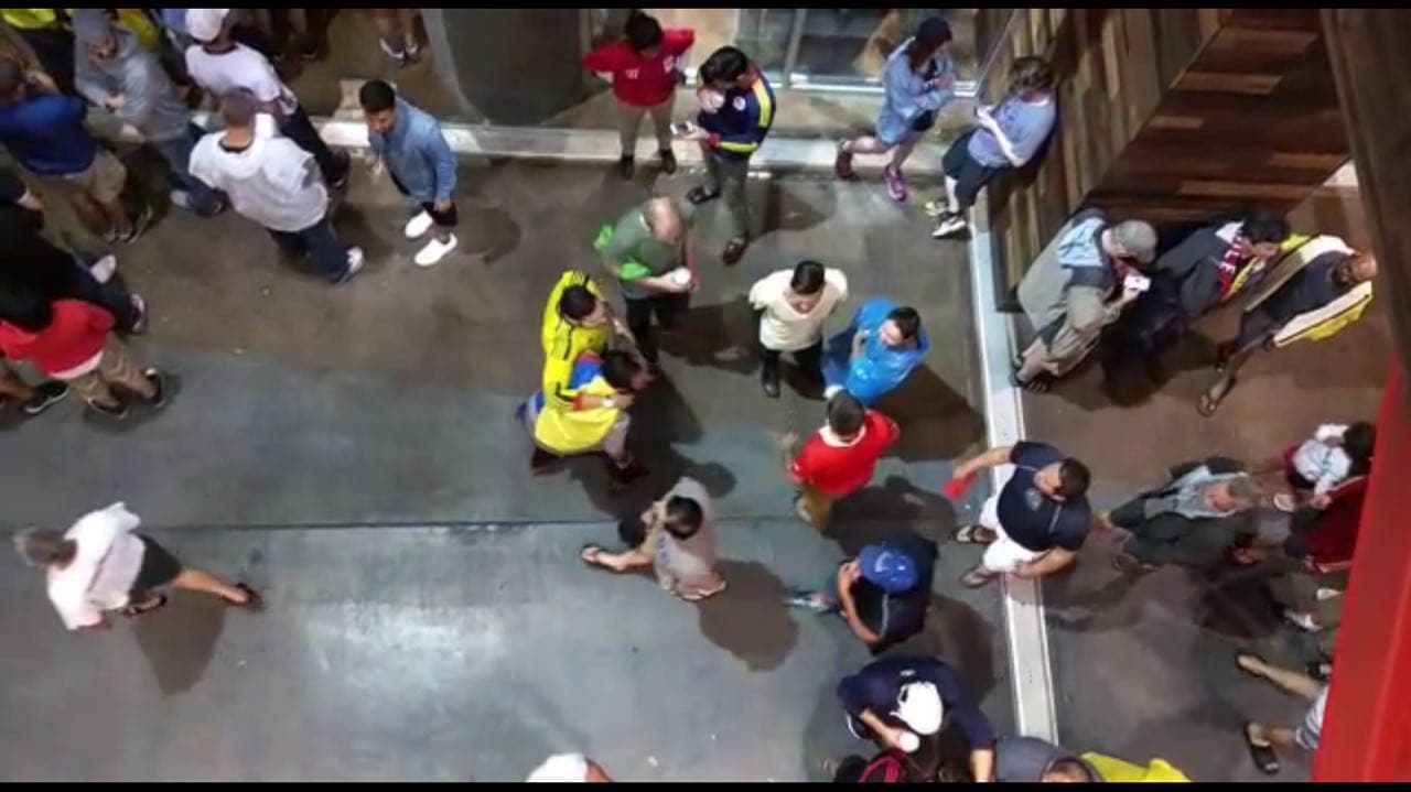 Los seguidores colombianos y chilenos aguardaron en el interior del Soldier Field hasta que terminó la tormenta eléctrica en Chicago para que se pudiera reanudar la semifinal de la Copa América Centenario.
