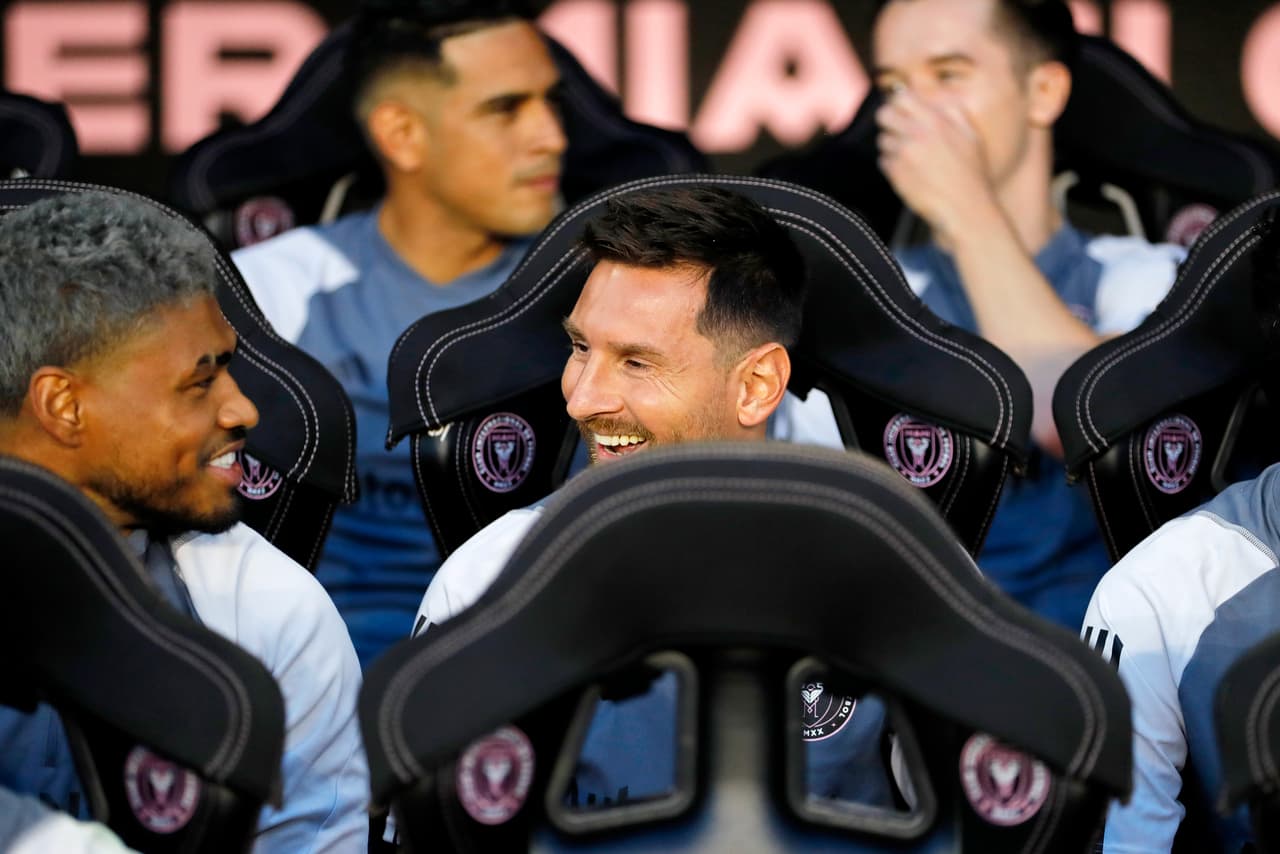 Antes de entrar en juego en el partido ante Cruz Azul, Josef y Leo lo pasaron bien en el banco de suplentes del equipo local en el DRV PNK Stadium.