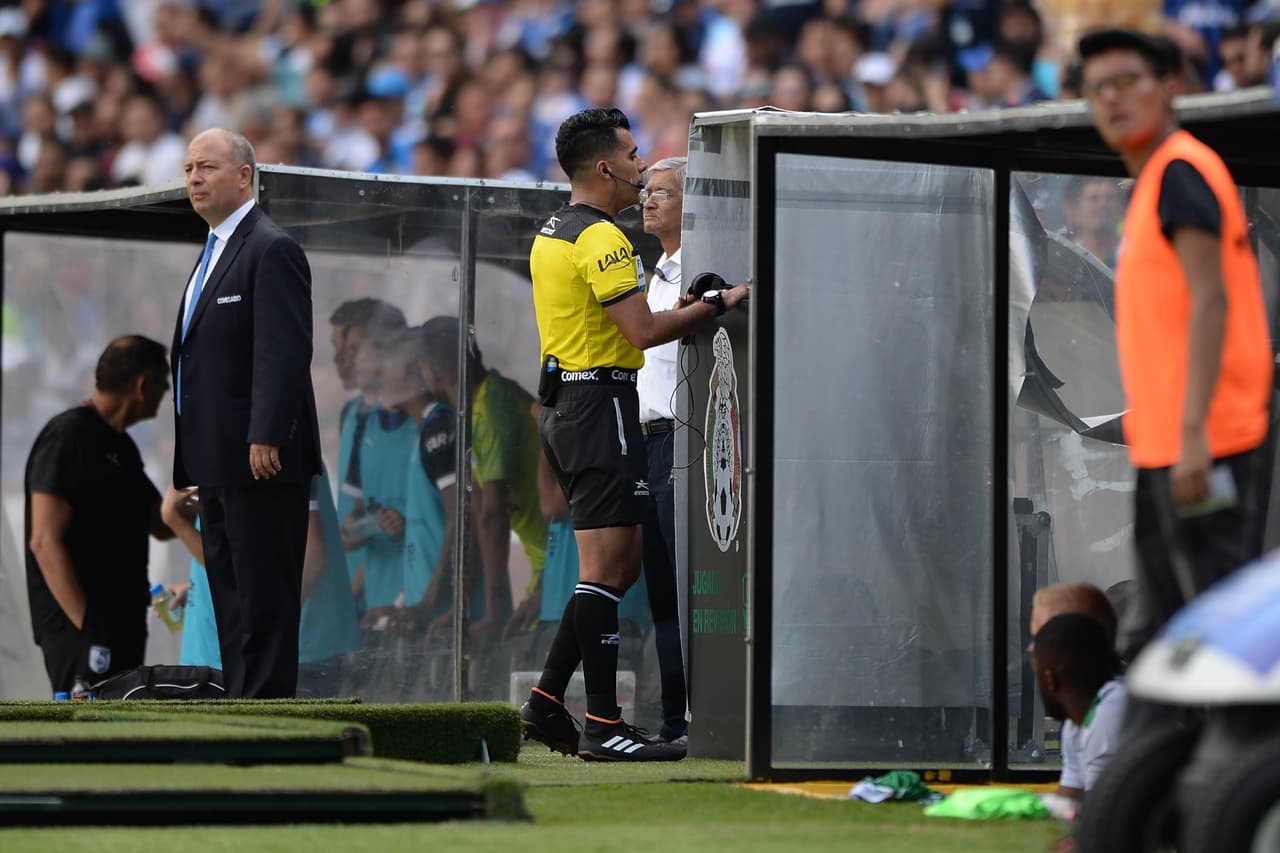 El colegiado recibió indicaciones para revisar la jugada en el VAR.